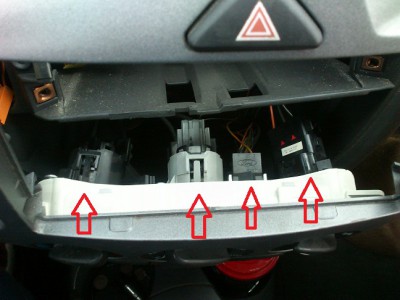 tak uz len staci odpojit vsetky konektory a panel vam padne priamo do ruky. Priamo na panely sa nachadzaju ziarovky