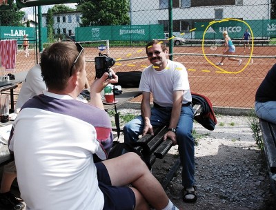 Skubi neměl na jídlo ani pomyšlení. Propadl lovu beze zbraní. Taťka pedroHa dělal profi křoví a tak se Skubi mohl realizovat jako sniper.