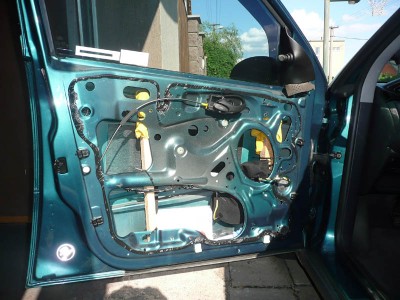 Tady je „můj“ vynález pro přechodné období.Okno jsem podepřel dřevěnými hranoly,na konci s hadrem.Přibližně v půlce jsem je ještě ke karoserii přitáhnul stahovacíma páskama.Pro jistotu.