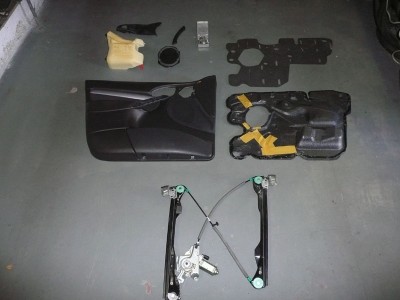 Tohle je postup jak namontovat novou funkční stahovačku a opět nasadit tapec dveří.Pro první fázi tento postup provádějte v opačném pořadí…. <br /><br />Tohle je potřeba sundat…