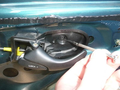 Poté opět sundáme otvírací mechanizmus.Stačí to takhle podebrat…