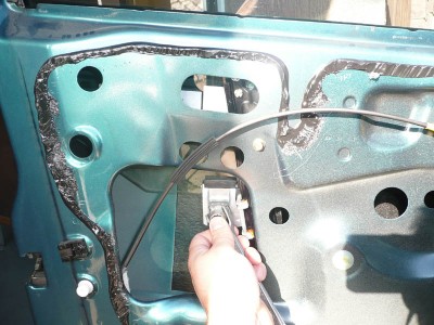 Potom okno stáhneme do dvou drážek…Musí tam být gumové těsnění!!!!Šrouby jsem dotáhl „na krev“,ale s rozumem…Někde psali něco o 15 Nm,tak to je tak akorát…  