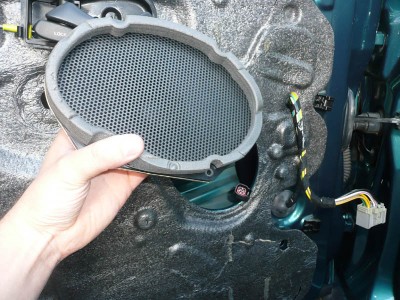 Našroubujeme zpět repro…Nezapomenout ho připojit 