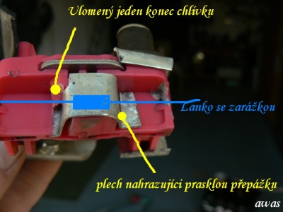Takto vede lanko s tou zarážkou,ale ze vnitř.Plech jsem dal až po nasazení lanka.