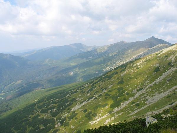 Pohled na Nízké Tatry z cesty na Ďumbier, napravo Chopok