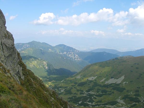 Výhled na sever z hřebenu (někde od Ďumbieru), v pozadí Vysoké Tatry