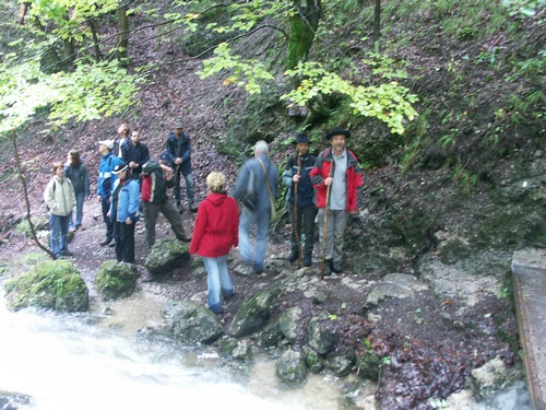 Ti dva vypadali jako pruvodci. Za nimi sla skupinka Nemcu: