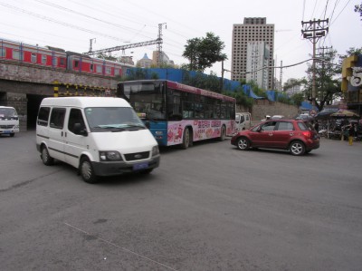 Dalsi policista &quot;ridi&quot; dopravu - viz cepice za cervenym autem ...